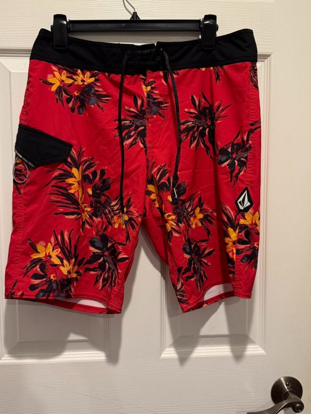 Volcom Men's Mod-Tech Red Floral Performance Boardshorts Swim Trunks - Size 31